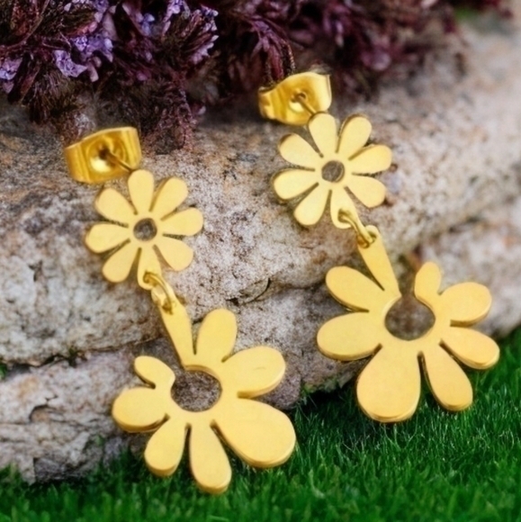 Modcloth Jewelry - MODCLOTH RETRO VINTAGE VIBE HIPPIE FLOWER EARRINGS 1